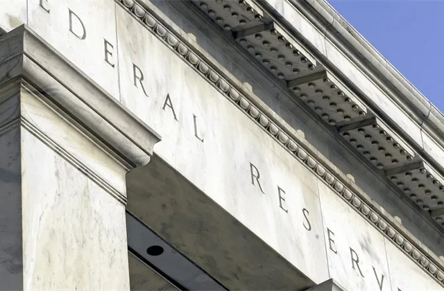 Fed sazby nezměnil, naznačil jejich snížení v příštím roce