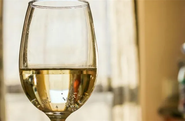 Těsně před spaním nejezte ani nepijte alkohol