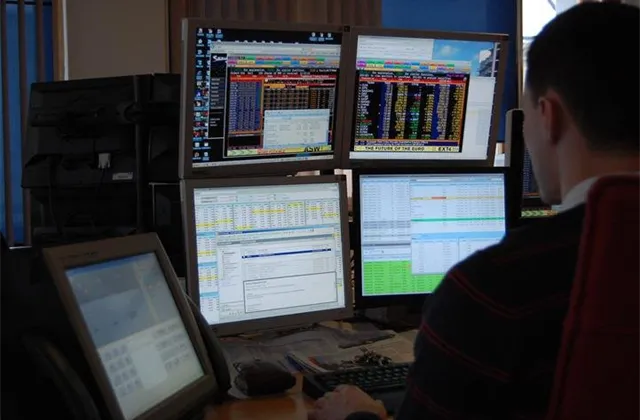 Výhled na nový obchodní týden: Akciové indexy posilují, ale klíčové bude zasedání Fedu