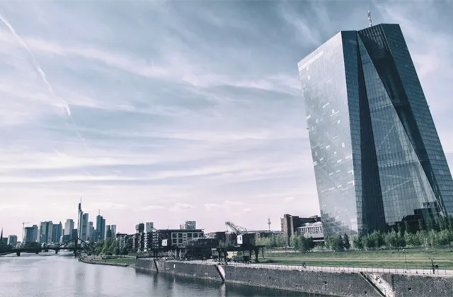 ECB na dubnovém zasedání potvrdila základní úrokovou sazbu na 4,5 %