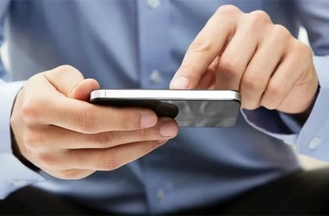 Mobilní telefon - ilustrační foto