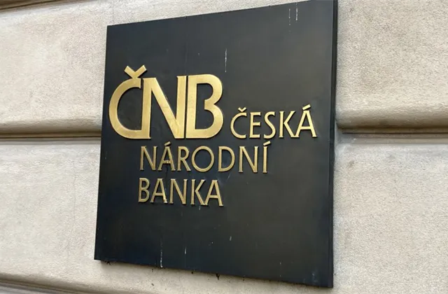 ČNB na květnovém zasedání snížila základní úrokovou sazbu o půl procentního bodu na 5,25 %, v nové prognóze zlepšila výhled ekonomiky