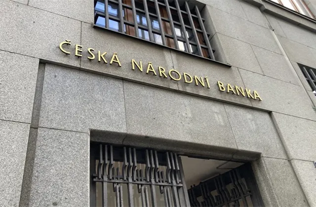 ČNB na červnovém zasedání snížila základní úrokovou sazbu o půl procentního bodu na 4,75 %, dva členové bankovní rady žádali mírnější uvolnění měnové politiky