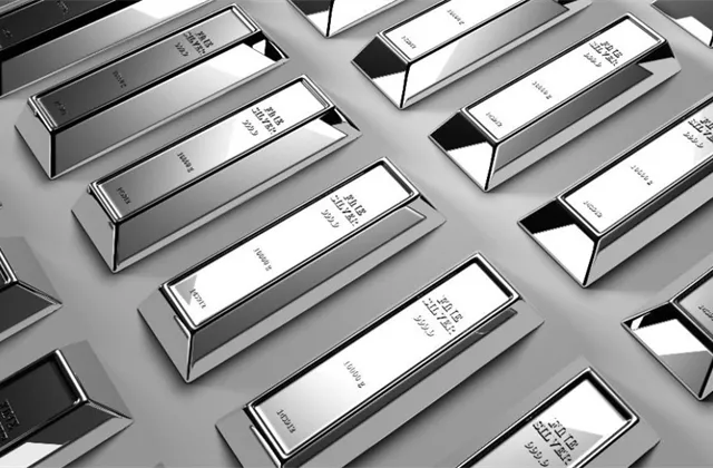 Trh s fyzickým stříbrem se dostává do napjaté fáze. Kdo na něm tahá za nitky?