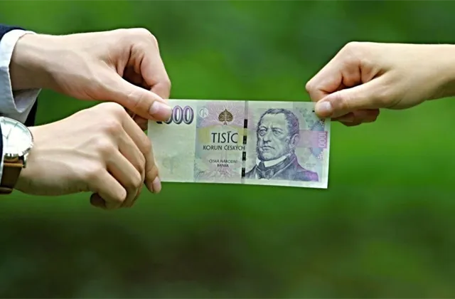 Manželé a peníze, partneři a peníze, koruna, koruny, bankovka - ilustrační foto