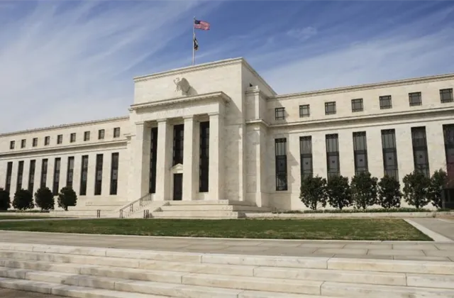 Dilema před zasedáním FOMC: Věřit propagandě, nebo datům?