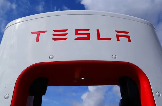 Tesla zvýšila čtvrtletní zisk, čeká mírný nárůst celoročního odbytu