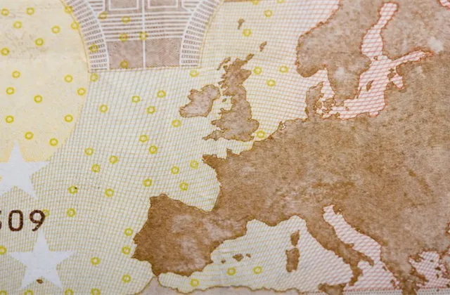 Mezičtvrtletní růst ekonomiky eurozóny v třetím čtvrtletí zrychlil na 0,4 %