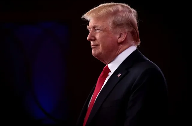 Trump podepsal zavedení cel na dovozy z Kanady, Mexika a Číny. Kanada odpověděla obdobným opatřením, Mexiko je plánuje a Čína chystá žalobu u WTO