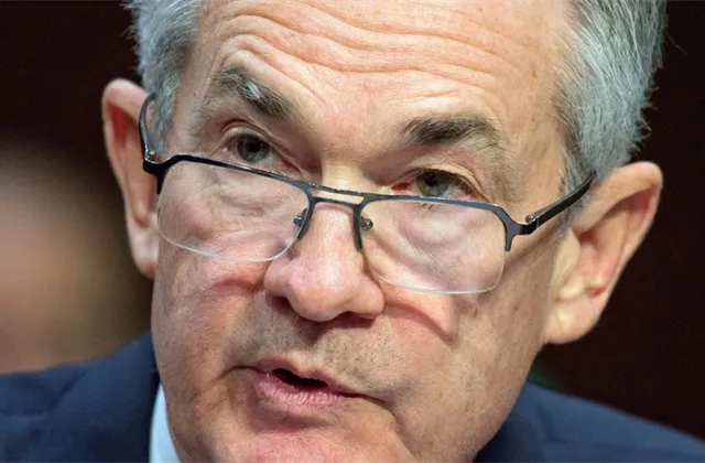 Fed nemusí se snižováním sazeb spěchat, řekl Powell v Kongresu