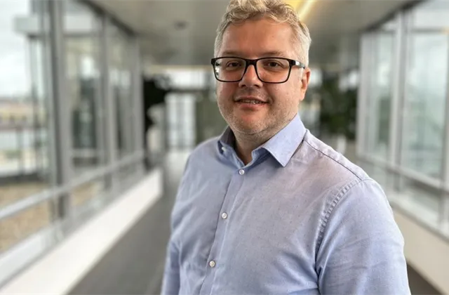 Cenu zlata žene vzhůru faktor Trump. Pokud akcie budou spíše stagnovat a geopolitická nejistota nezmizí, může kov dále zdražovat, říká Jiří Tyleček z XTB