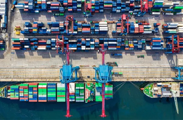 USA zavedly cla na dovozy z Mexika, Kanady a Číny. Ottawa a Peking spouštějí odvetu