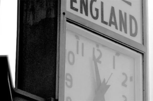 Britská centrální banka ponechala sazby beze změny, čeká na další vývoj inflace