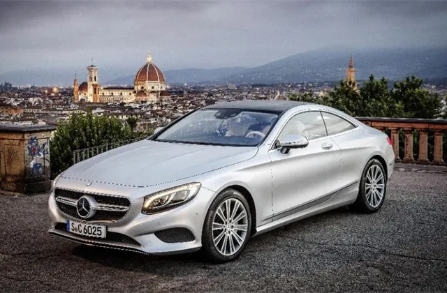 Ceny akcií evropských automobilek padají po oznámení amerických cel na dovoz aut