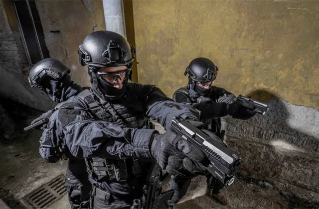 Zbrojovce Colt CZ Group loni vyskočily tržby o polovinu, navrhne 15korunovou dividendu i zpětný odkup akcií