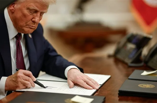 Donald Trump vyhlásil 25% dovozní cla na všechna auta, která nejsou vyrobená v USA