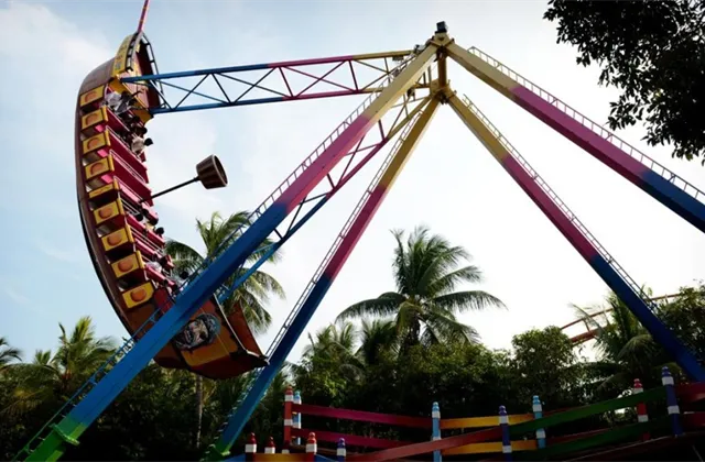 Americké akciové indexy uzavřely divokou pondělní seanci převážně v minusu, z počátečních ztrát se ale dokázaly vyhoupnout nahoru