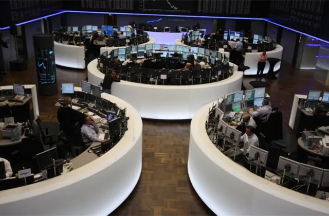 Evropské akcie ve čtvrtek odevzdaly část úvodních zisků, i tak hlavní indexy výrazně zpevnily