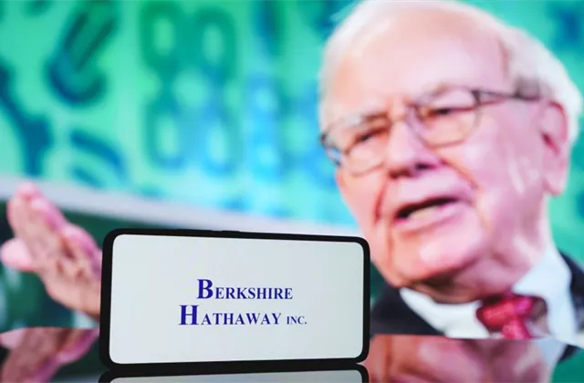 Berkshire Hathaway hlásí propad zisku o 14 % a rekordní objem hotovosti. Buffett na výročním setkání akcionářů oznámil odchod do důchodu, kritizoval cla a chválil si Ameriku
