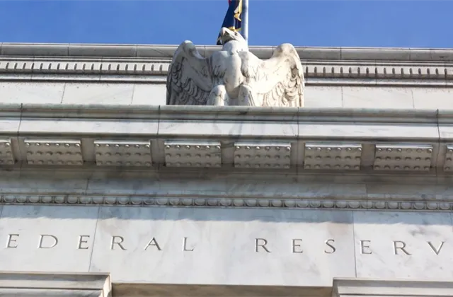 Fed ani v květnu sazby nezměnil, Powell odmítl vliv Trumpových výzev na rozhodování