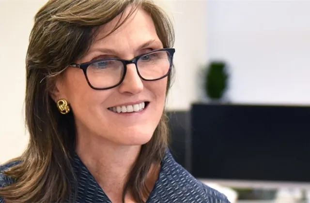 Cathie Wood (ARK Invest): Technologické tituly mají stále smysl, politické zmatky se vyjasňují a "recese" je u konce