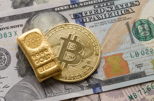 Zlato a bitcoin - ilustrační foto