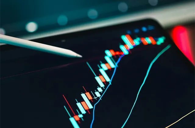 Peněžní zásoba se zvyšuje. Bude pokračovat i růst cen světových akcií?