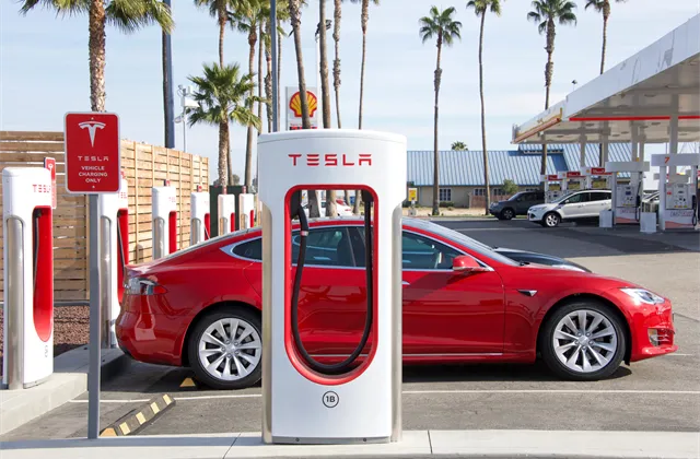 Tesla, elektromobil, dobíjení - ilustrační foto