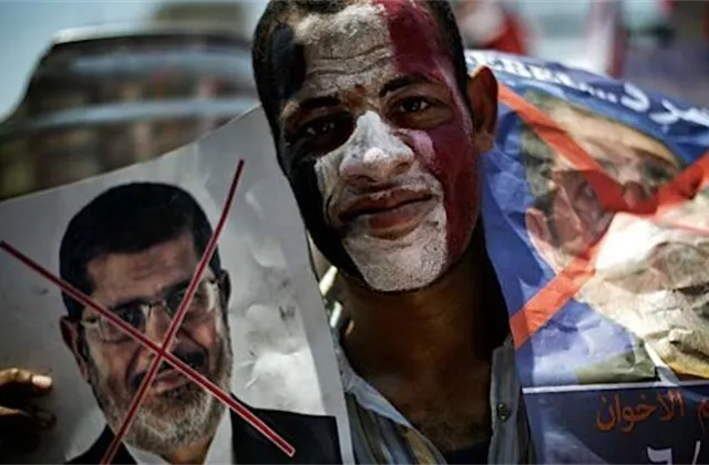 Egyptské ministerstvo zdravotnictví tvrdí, že si noční protesty vyžádaly 42 životů, 322 lidí je zraněno