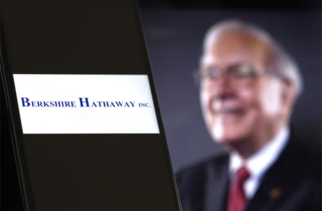 Buffettova Berkshire Hathaway v kvartálu výrazně zvýšila zisk, v hotovosti má už 381 miliard dolarů