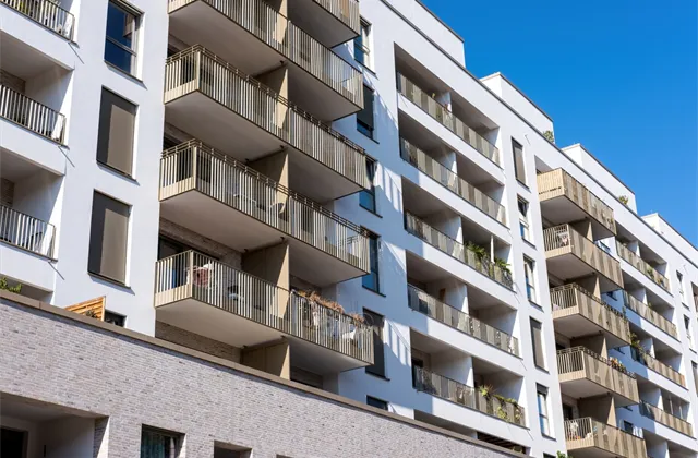 Hypotéční trh po roce boomu: Dvojciferný růst cen nemovitostí by mohl letos skončit