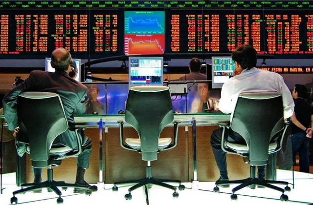 Výhled na výsledky Komerční banky a NWR, prodej Telefóniky a IPO Twitteru očima makléře