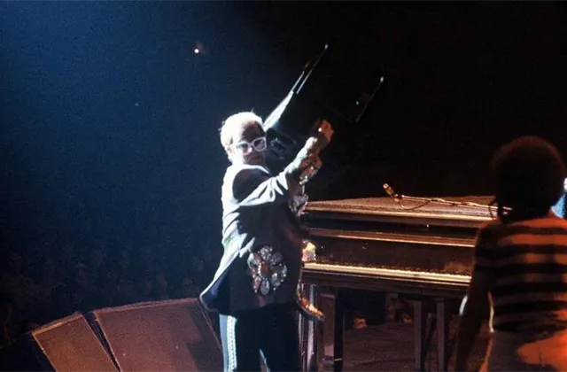 Něco na víkend: Když Elton John hraje fotbal