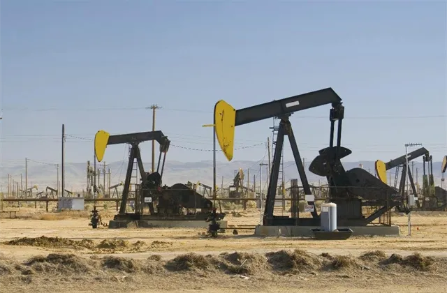 Cena lehké americké ropy WTI spadla nejníže za posledních sedm měsíců