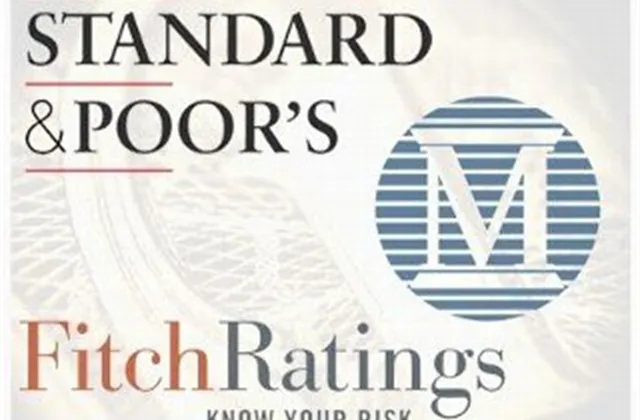 Fitch snižuje rating Srbsku z BB- na B+ a S&P Ugandě z B+ na B