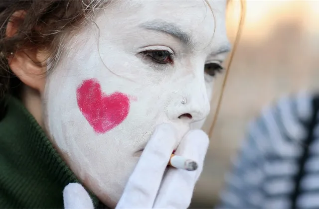 Cigarety zdražují a kouření na veřejnosti se omezuje. Vyplatí se investovat do akcií Philip Morris ČR?