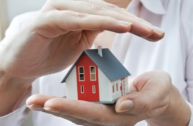 Stát rozděluje na nemovitosti půl miliardy s úrokem 0,5 %. Jak se k penězům dostat?