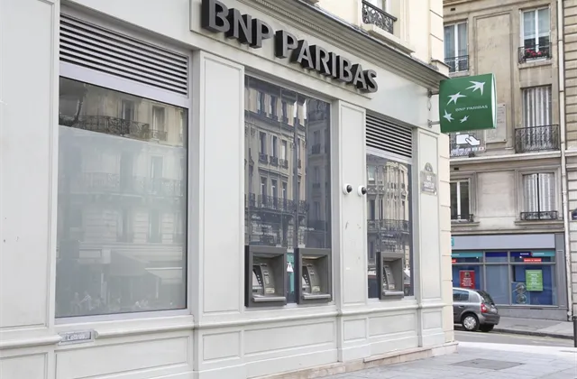 JPMorgan snižuje doporučení na akcie BNP Paribas z "overweight" na "neutral" a cílovou cenu z 63 EUR na 56 EUR