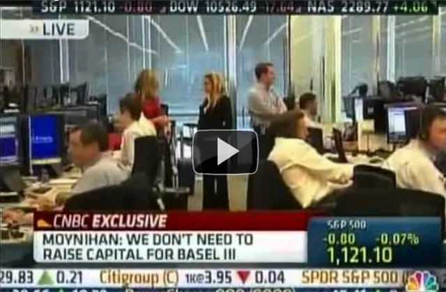 Rozhovor s analytikem je nuda. Co takhle zazoomovat nějaké blondýnky?