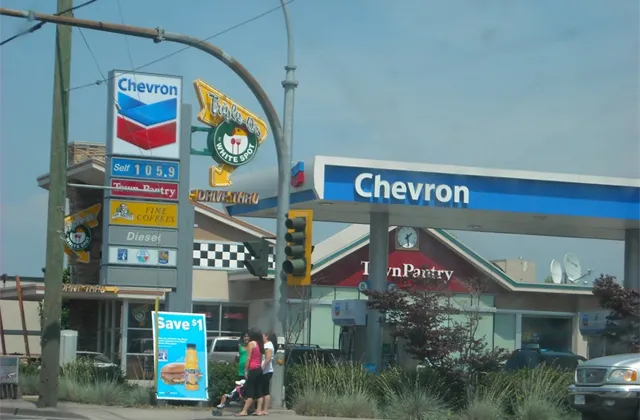 Výsledky Chevron v 2Q: Zisk na akcii 2,98 USD (odhad: 2,64 USD), tržby 57,938 miliardy dolarů (loni: 57,369 miliardy USD)