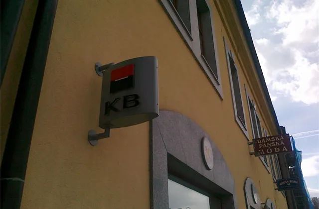 Cena akcií Komerční banky dosáhla historického maxima, pohybuje se kolem 4 950 Kč