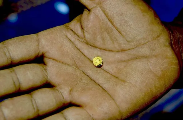 Cena zlata spadla v úterý nejvíce za téměř dva měsíce