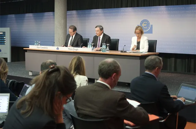 Hozená rukavice Angele Merkelové? Snížení úrokových sazeb ECB krok za krokem