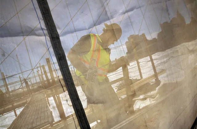 USA: ISM index nákupních manažerů ve zpracovatelském sektoru v září klesl na 56,6 bodu (odhad: 58,5 bodu, srpen: 59 bodů)