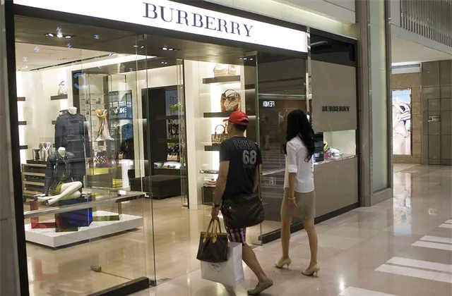 Richard Lewis (Fidelity): Evropské banky nebrat, výrobce luxusního zboží ano