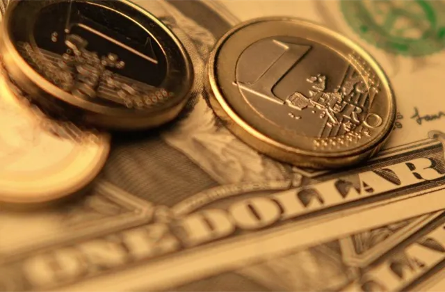 O kvantitativním uvolňování, eurozóně a silném dolaru s českými finančními experty