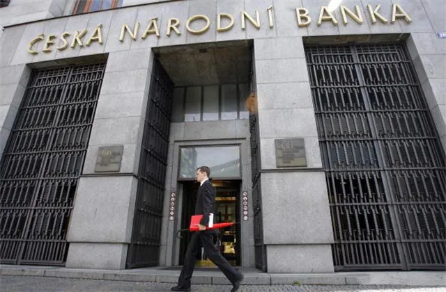 Rok od intervence ČNB: Pomohla slabší koruna české ekonomice?