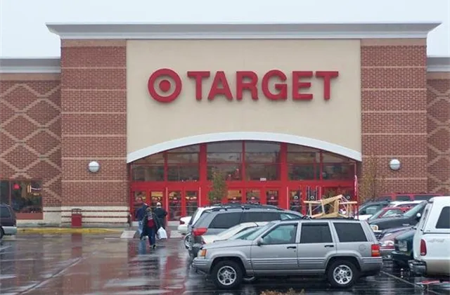 Stifel Nicolaus zvyšuje investiční doporučení na akcie Target z "držet" na "koupit" s cílovou cenou 76 USD