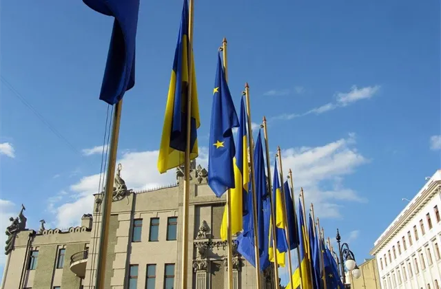 Ukrajinský premiér Jaceňuk volá po jednáních s Ruskem na neutrální půdě