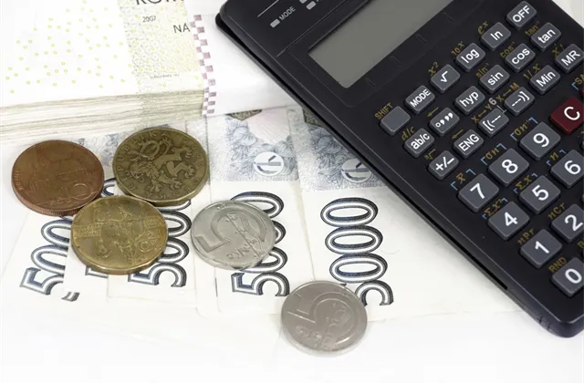 Koruna oslabuje, aniž by ČNB hnula prstem. Co na to čeští finanční experti?